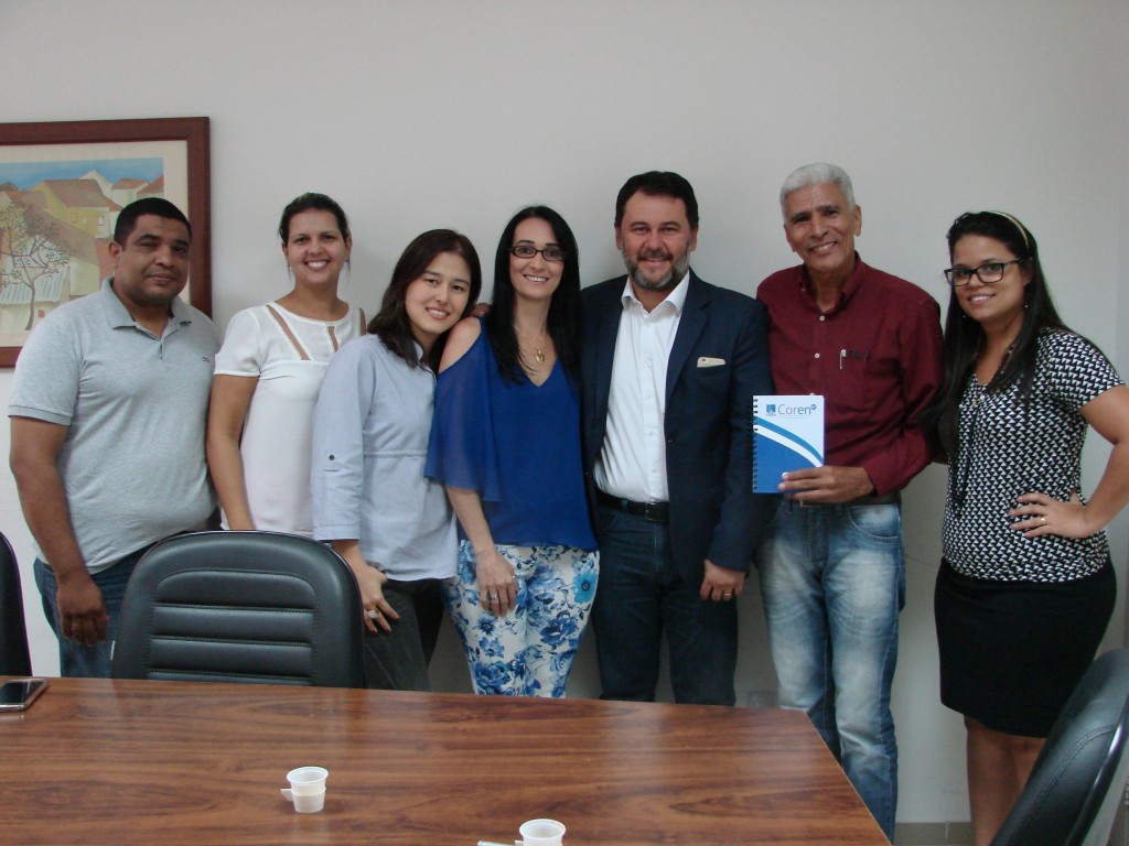 Na foto, da esquerda para a direita: conselheiro tesoureiro Celso Aguiar, fiscal Edilanne Eubank, conselheira Helga Yuri, conselheira secretária Marilza Viana, deputado Oscar Bezerra, presidente do Coren Eleonor Raimundo e a chefe do Departamento Administrativo Héllen Corrêa